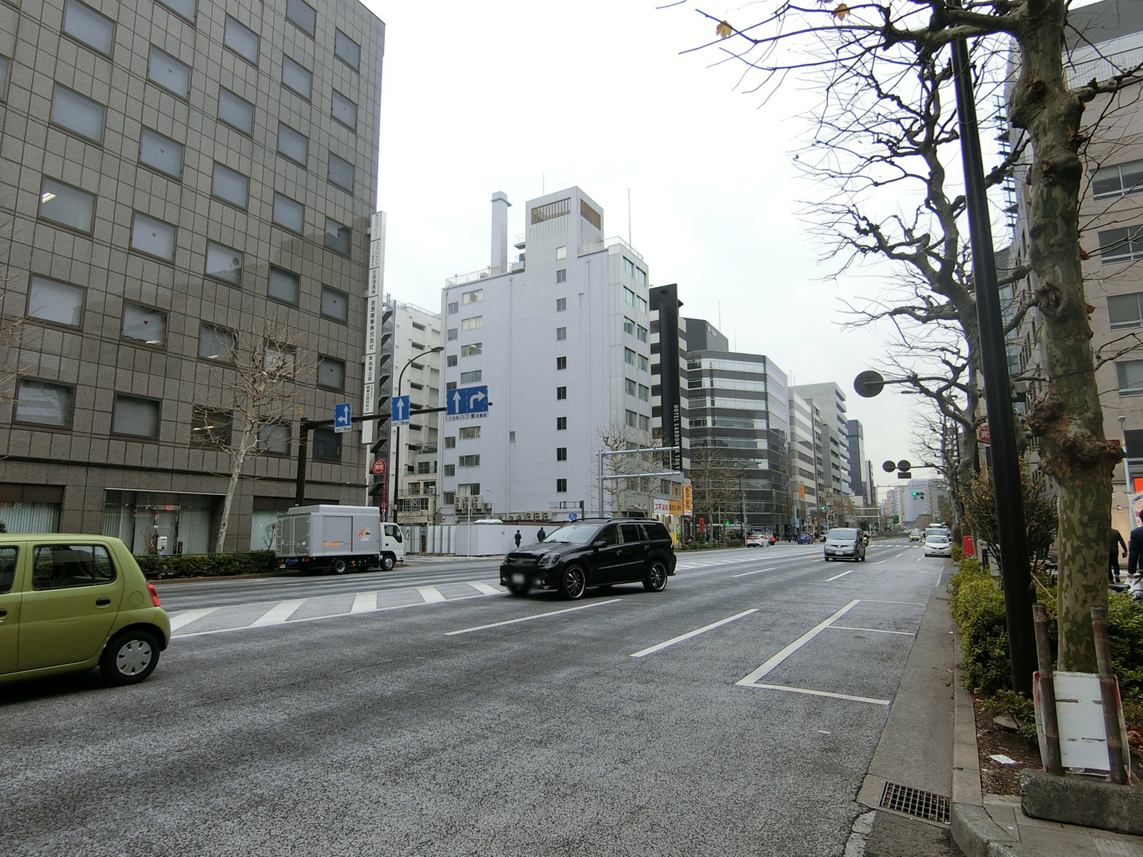 茅場町スクエアビル前面の新大橋通り
