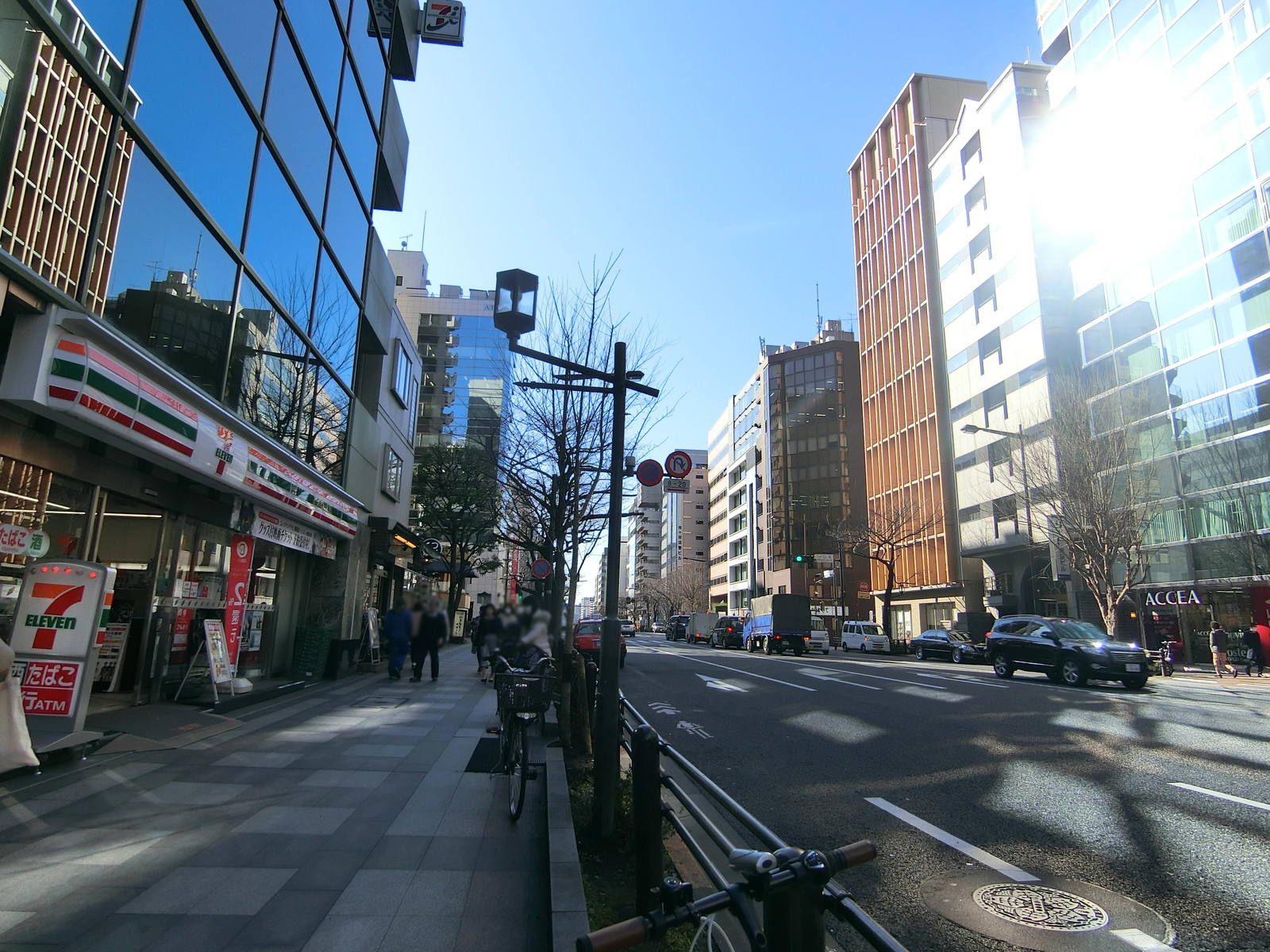 第2稲穂ビル前面の靖国通り