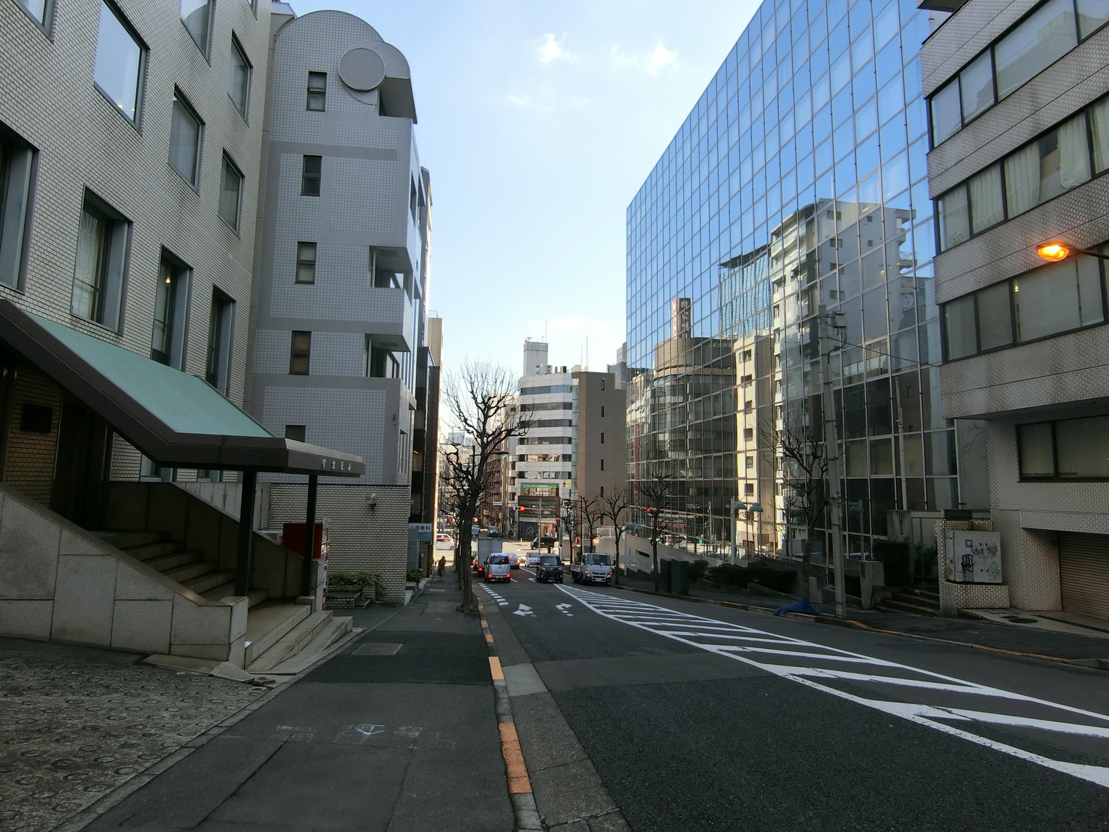 九段中阪ビル前面の通り