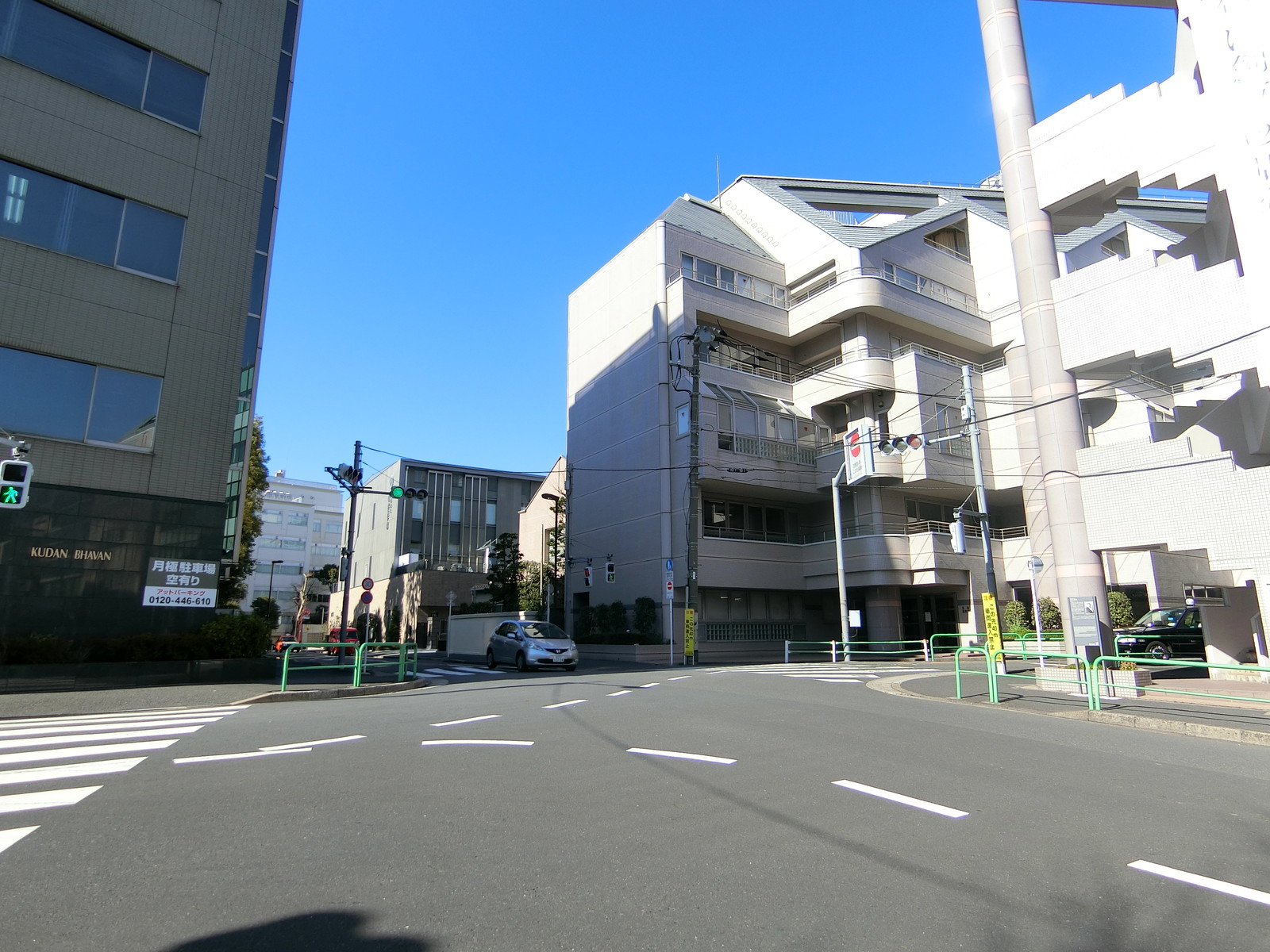 メゾン萬六ビル前面の通り