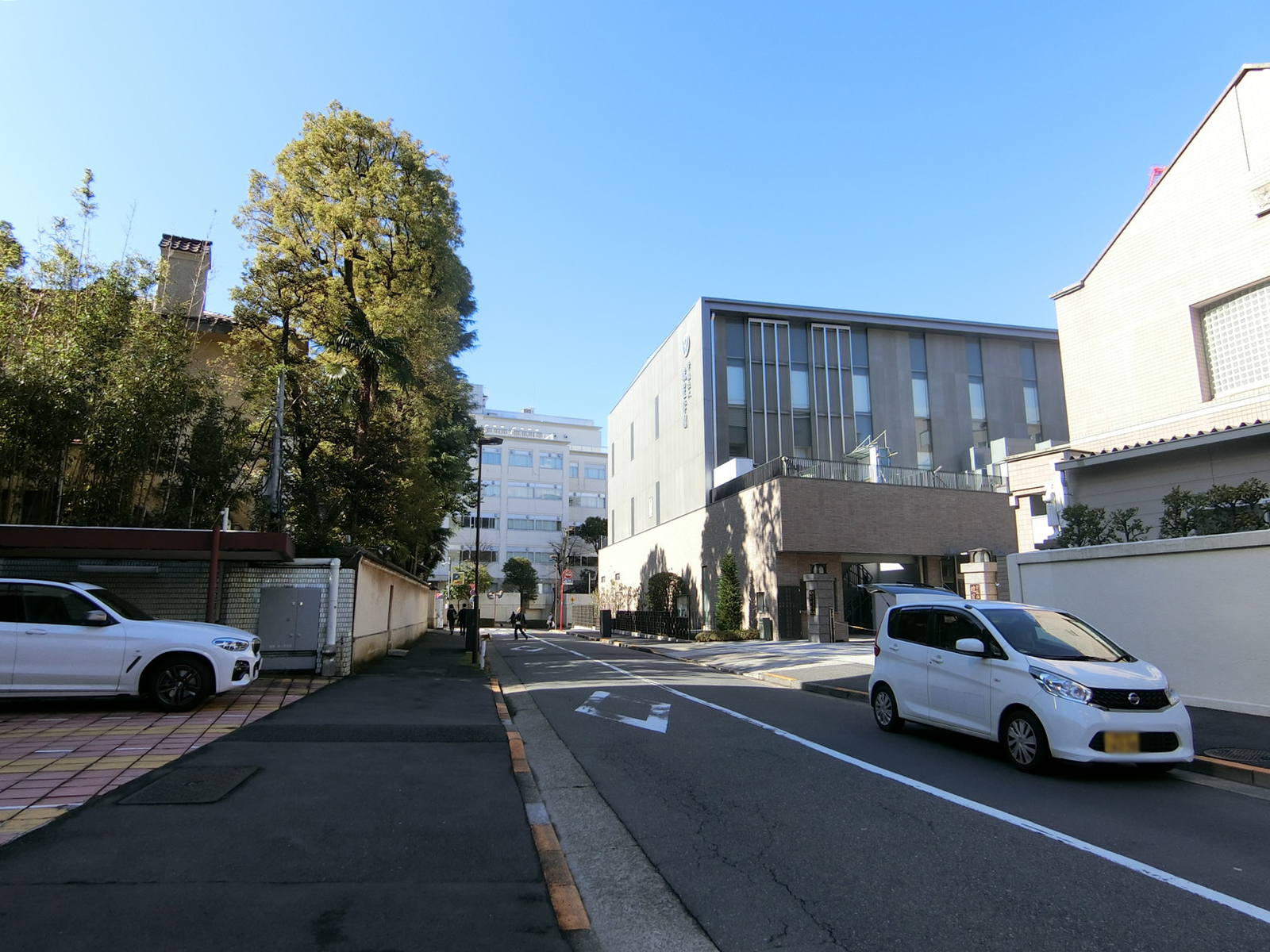 日絹会館前面の通り