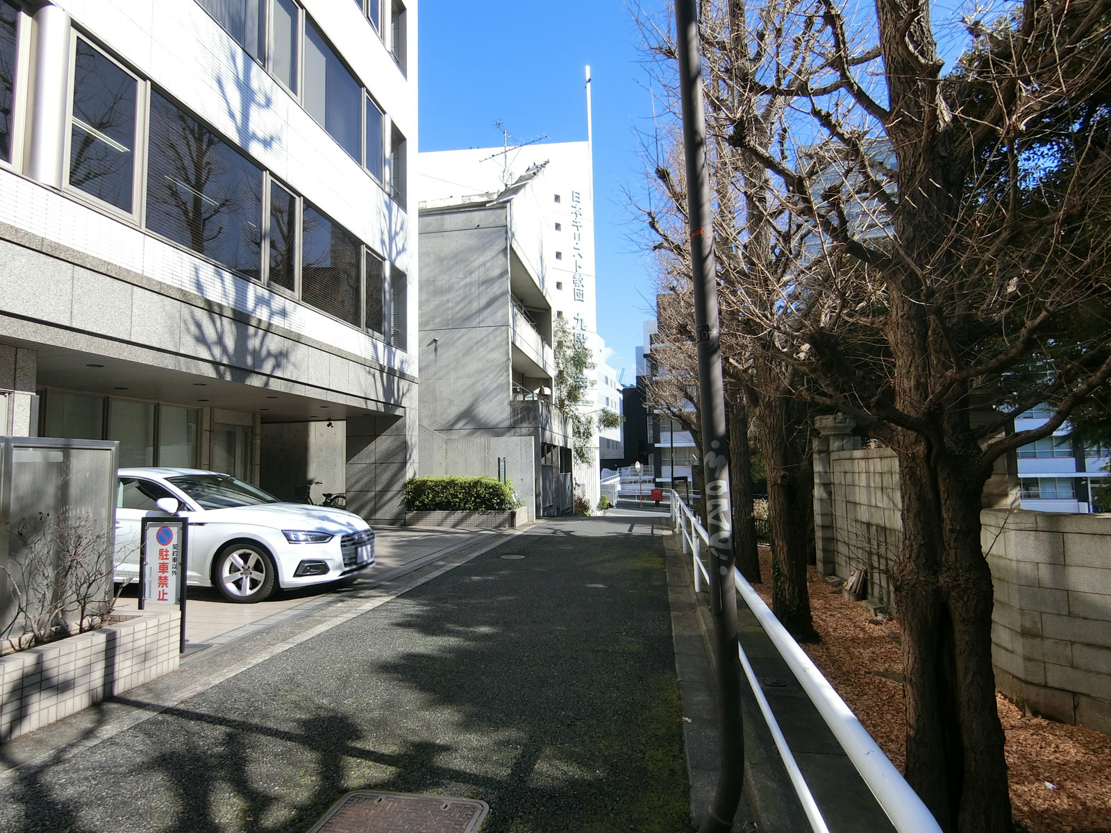 九段坂パークビル前面の通り