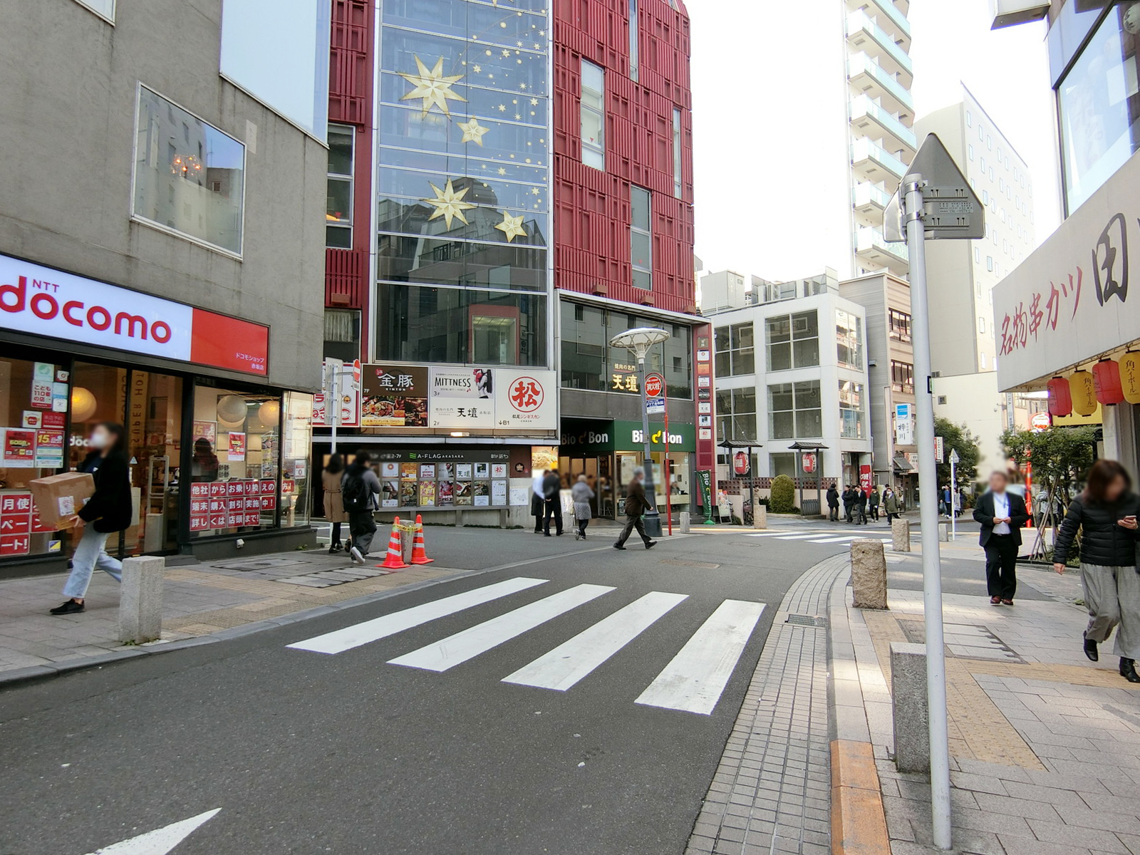赤坂萬屋ビル前面の通り