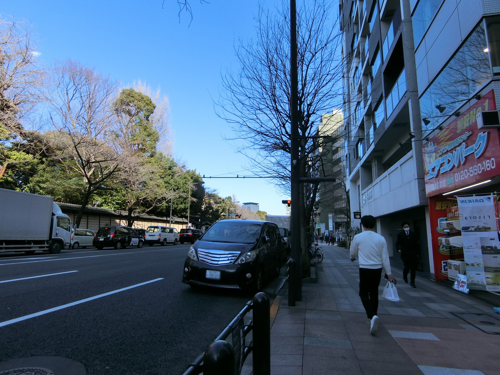 ゴンドラビル前面の靖国通り