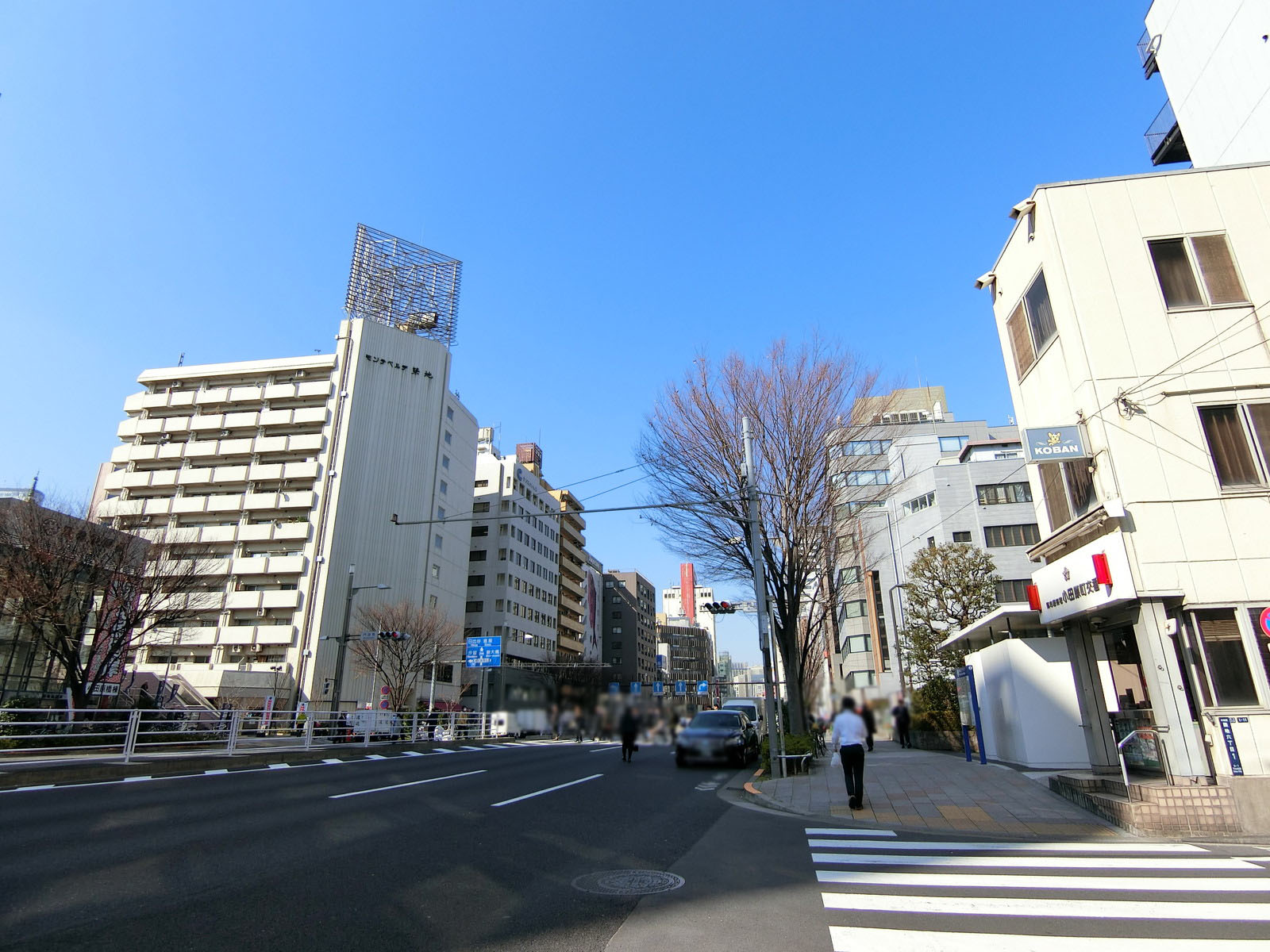 興和日東ビル前面の晴海通り
