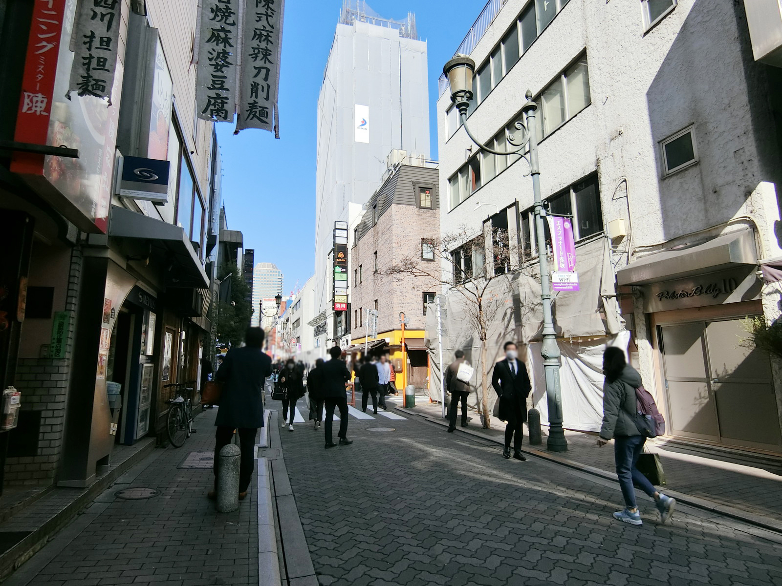 倶会ビル前面の通り