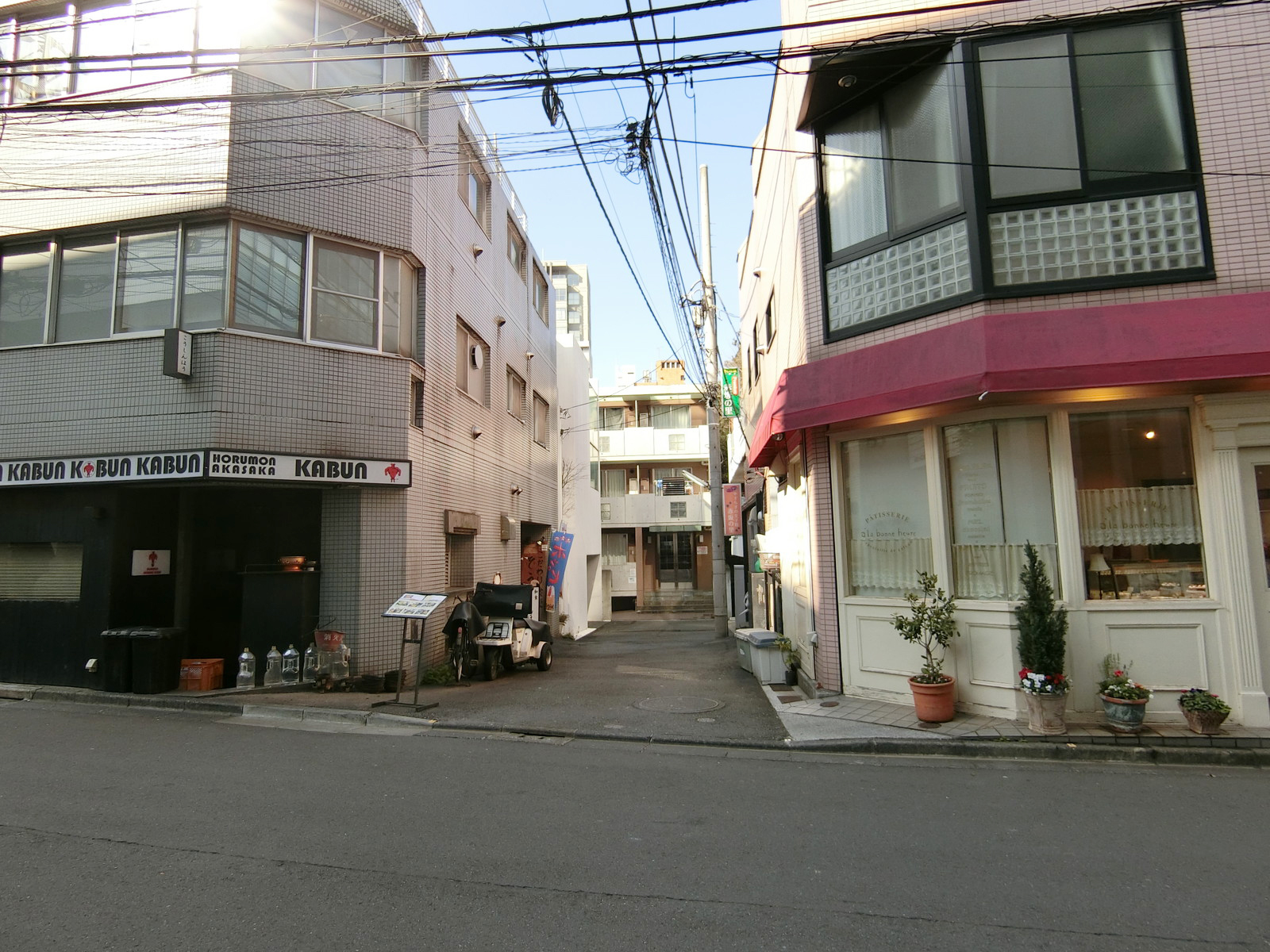 三泉社ビル前面の通り