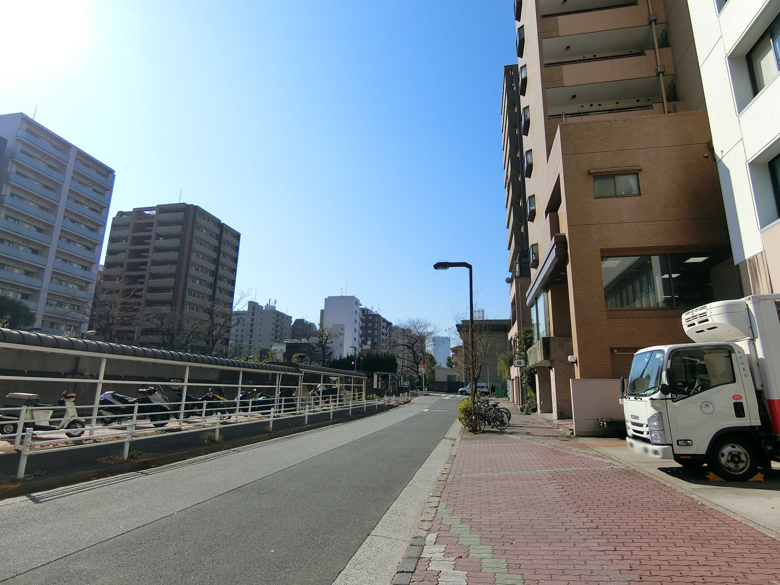 丸促築地ビル前面の通り