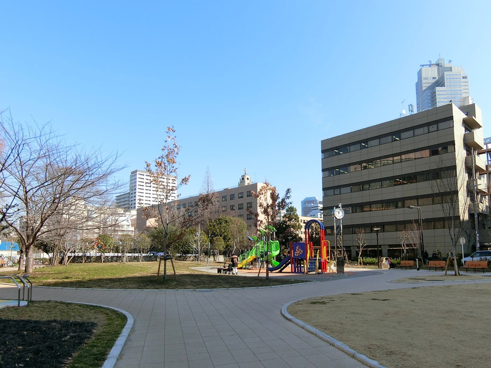 向かいの築地川公園