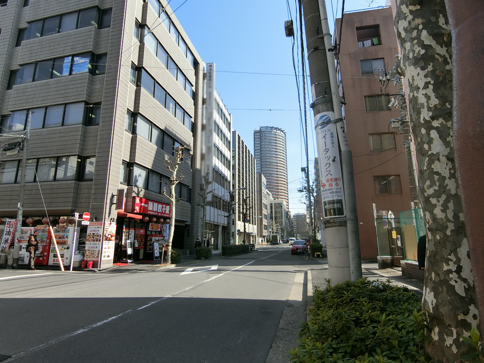 本間屋ビル前面の通り