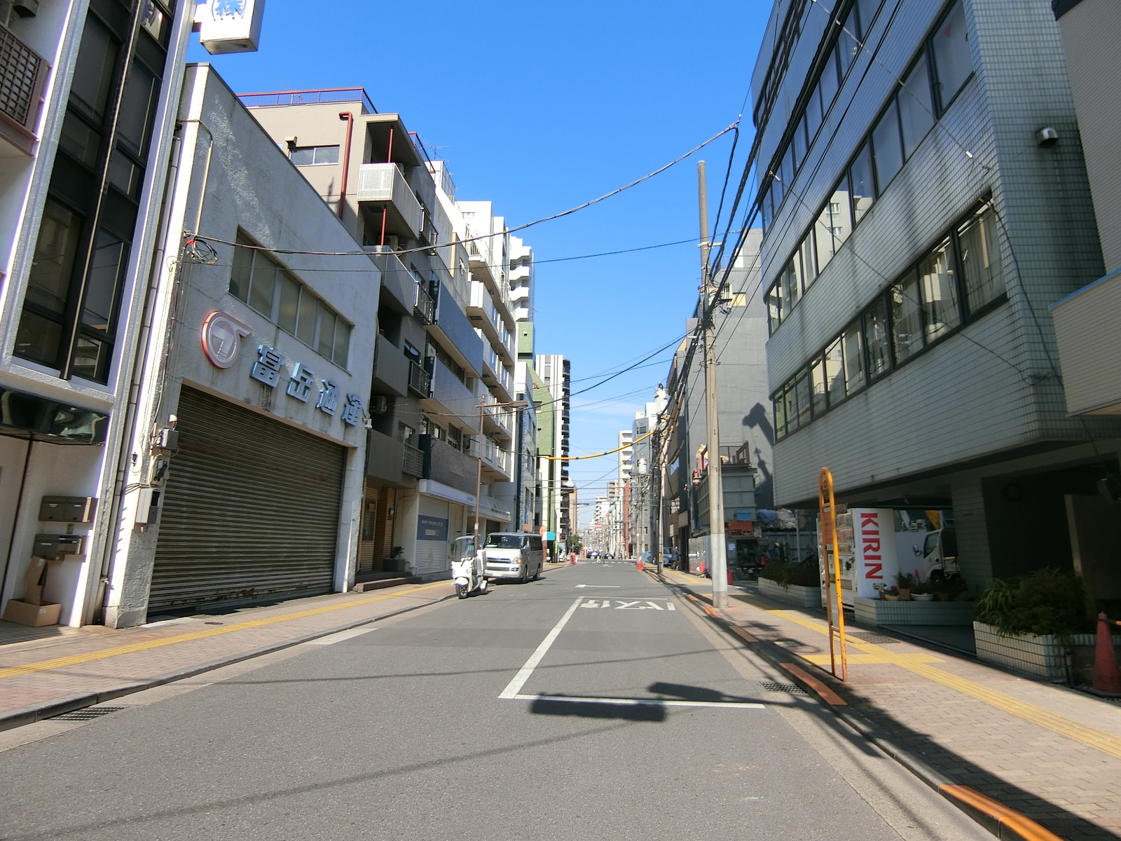 東京ミシン会館前面の通り