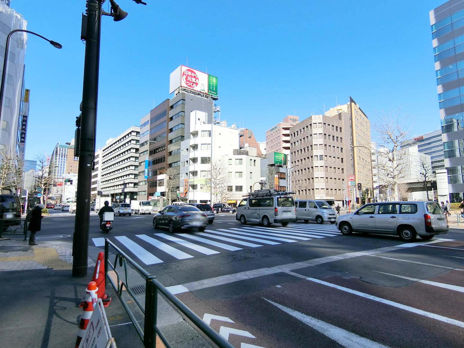 フジビル16前面の永代通り