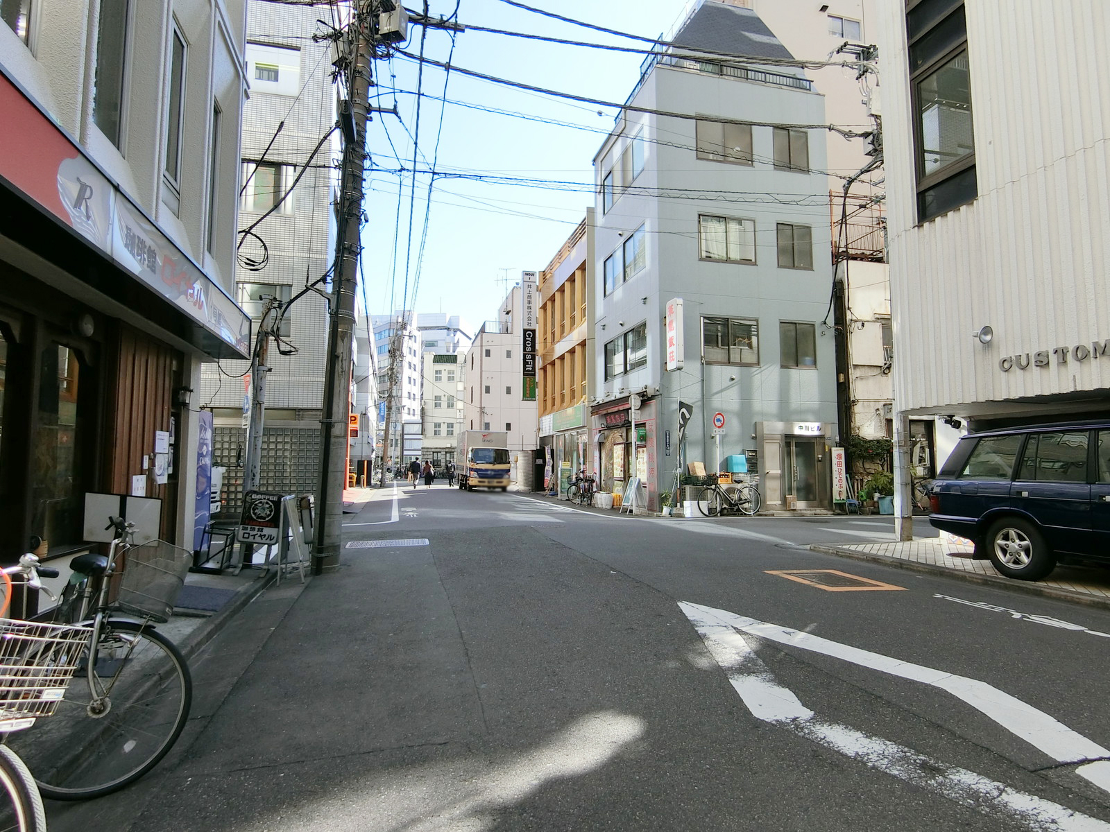 岩崎ビル前面の通り
