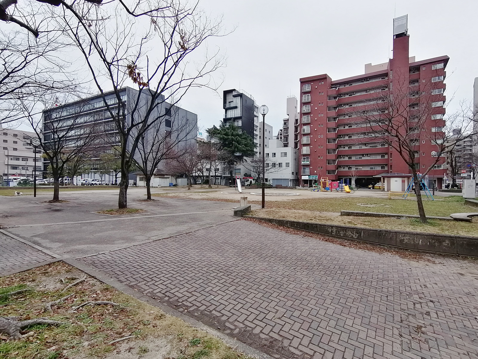 ビル前の浜の町公園