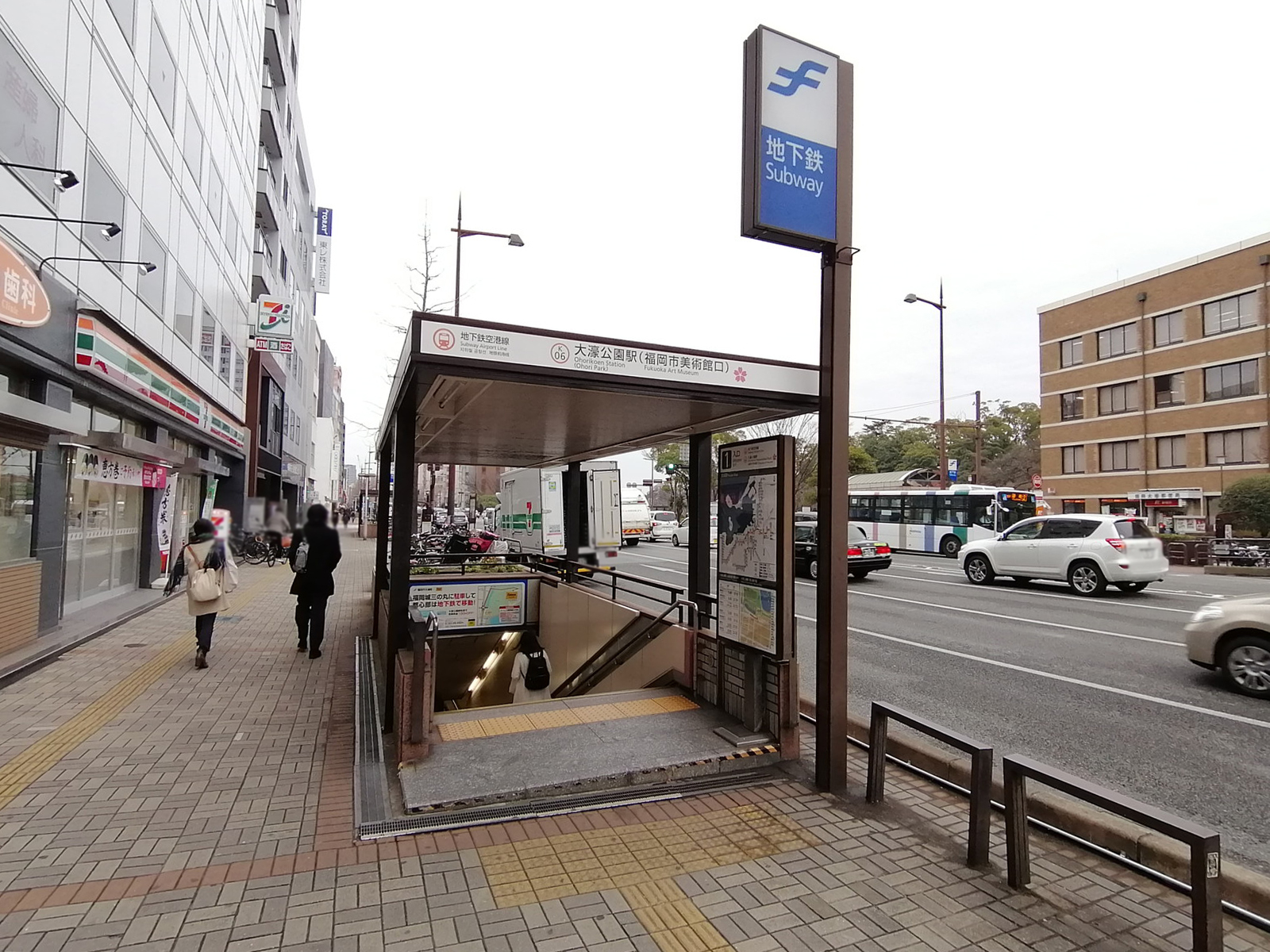 最寄りの「大濠公園駅」