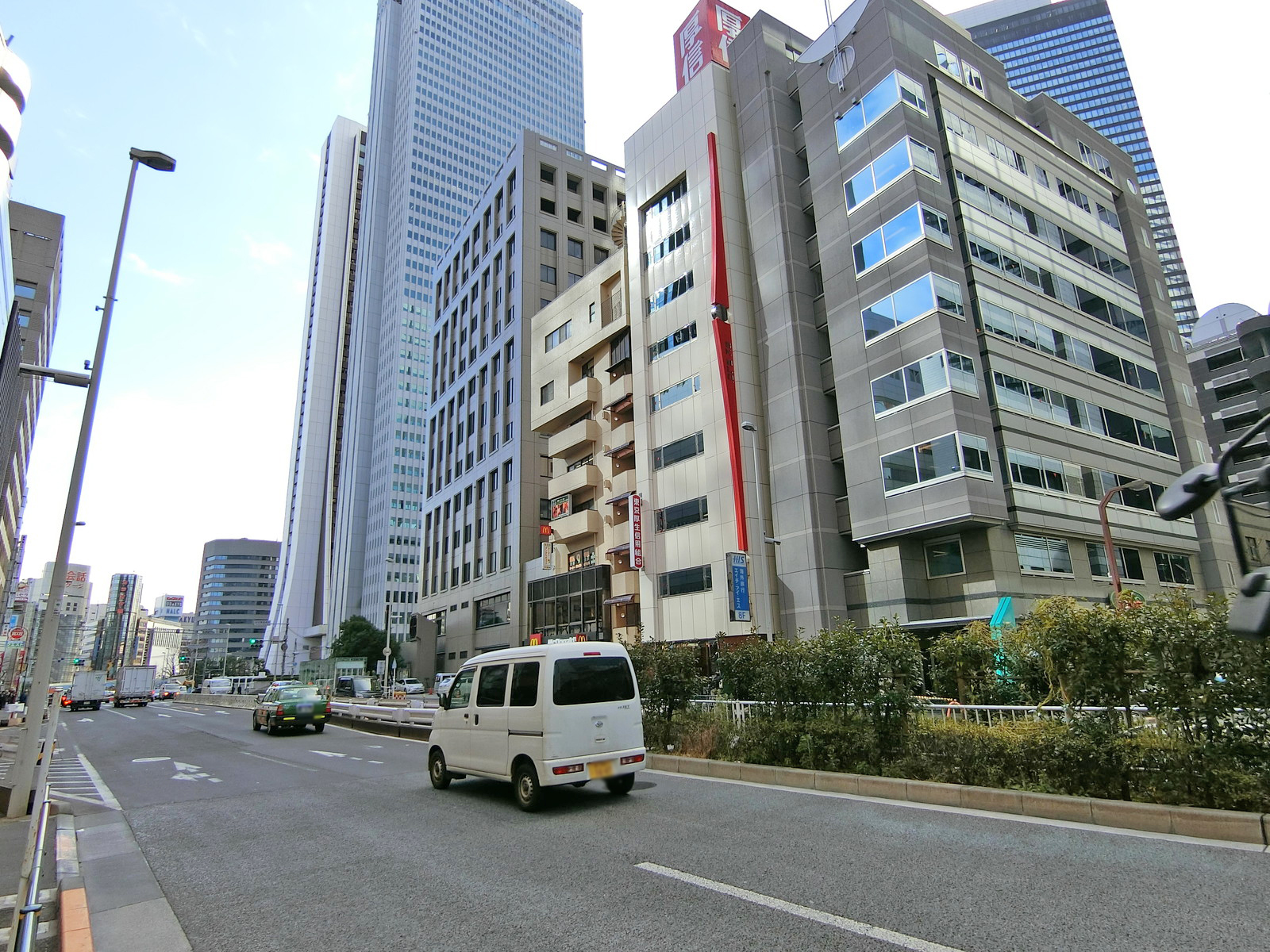 青梅街道沿いに立地