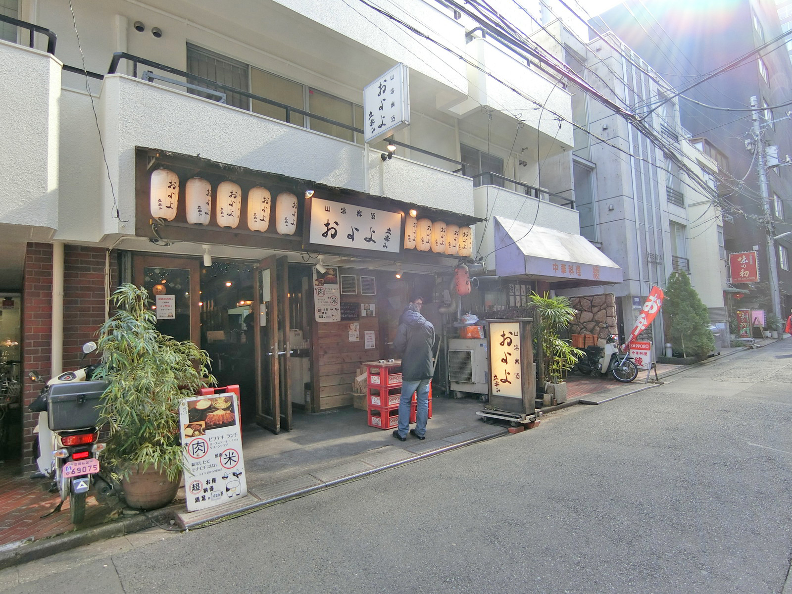 付近には飲食店が豊富