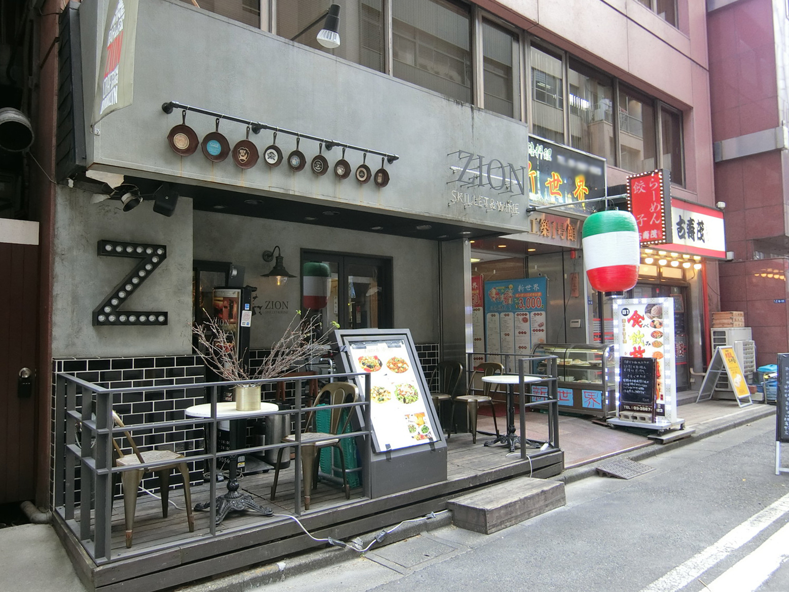 周辺には飲食店が多数あり