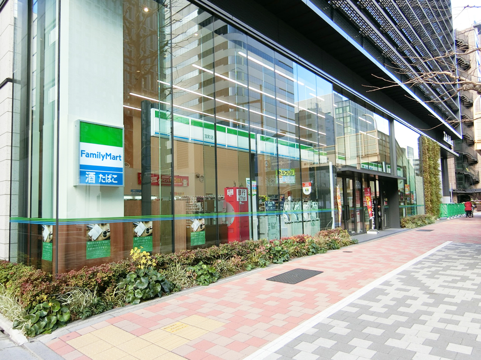 徒歩1分のファミリーマート 宝町店