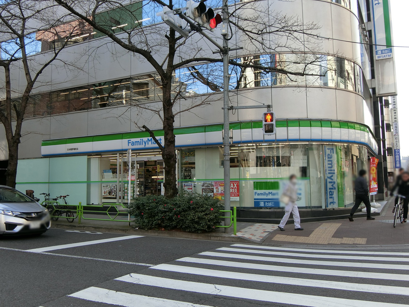 徒歩1分のファミリーマート