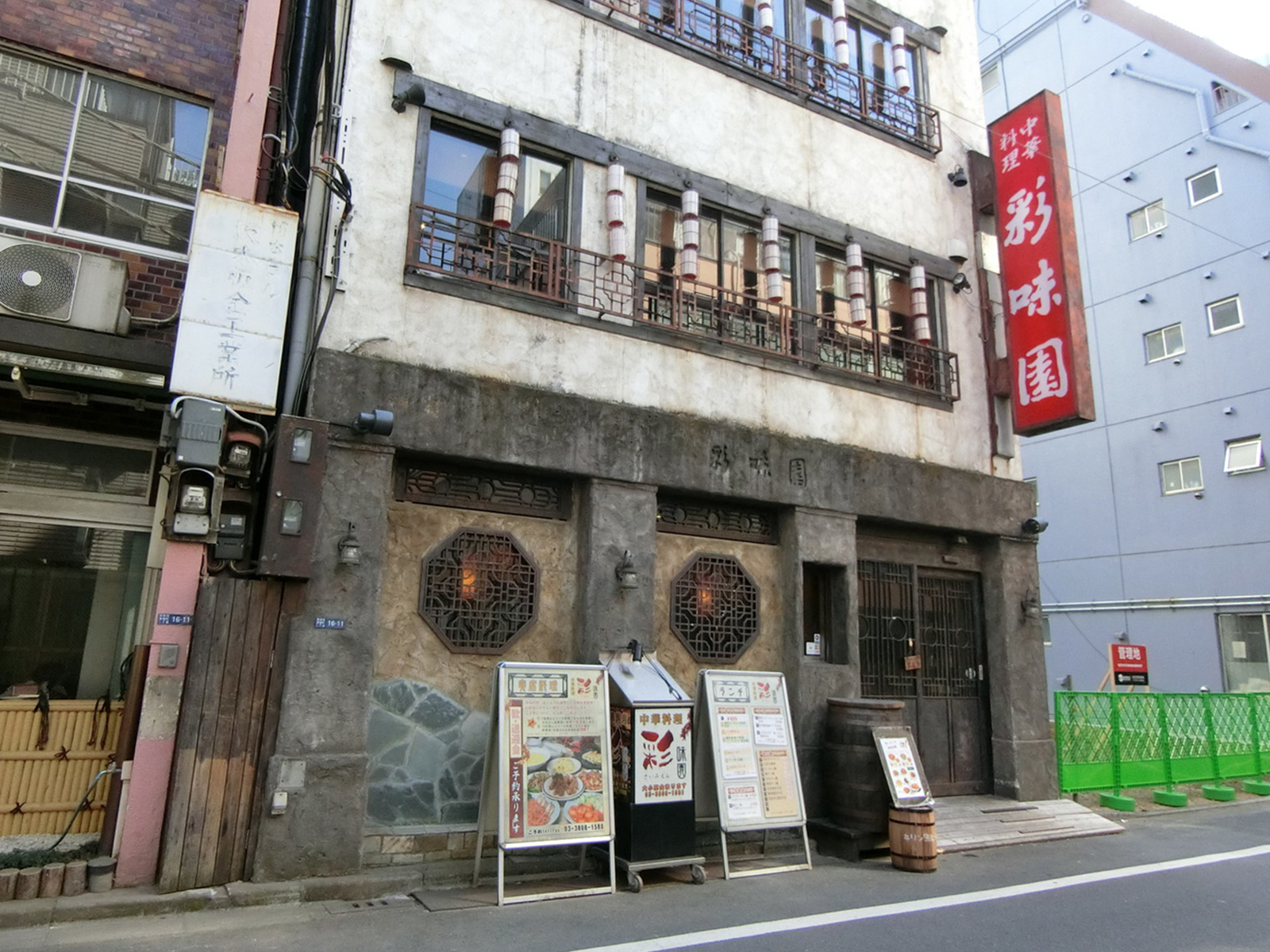周辺には飲食店が複数あり