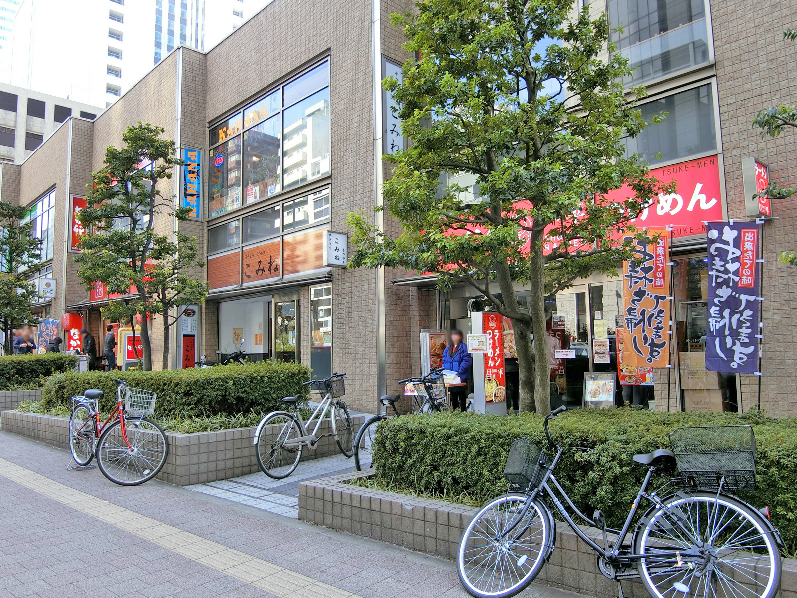 付近には飲食店が豊富