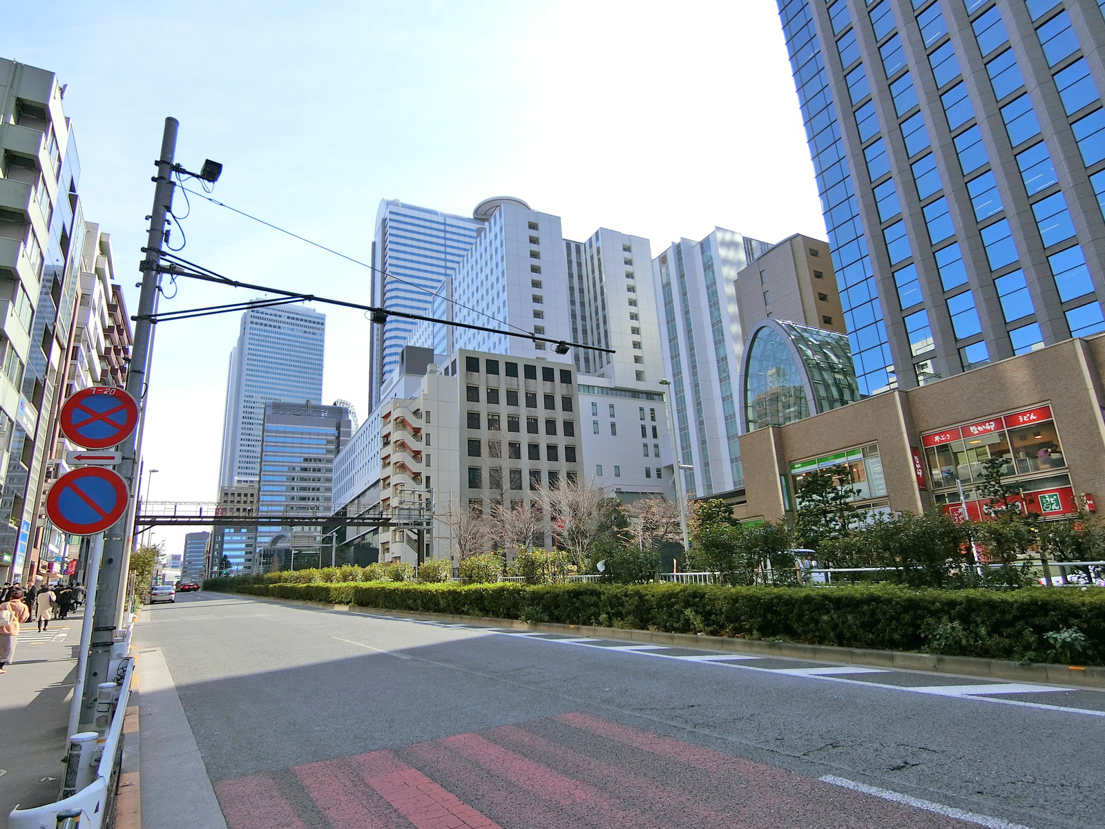 青梅街道沿いに立地