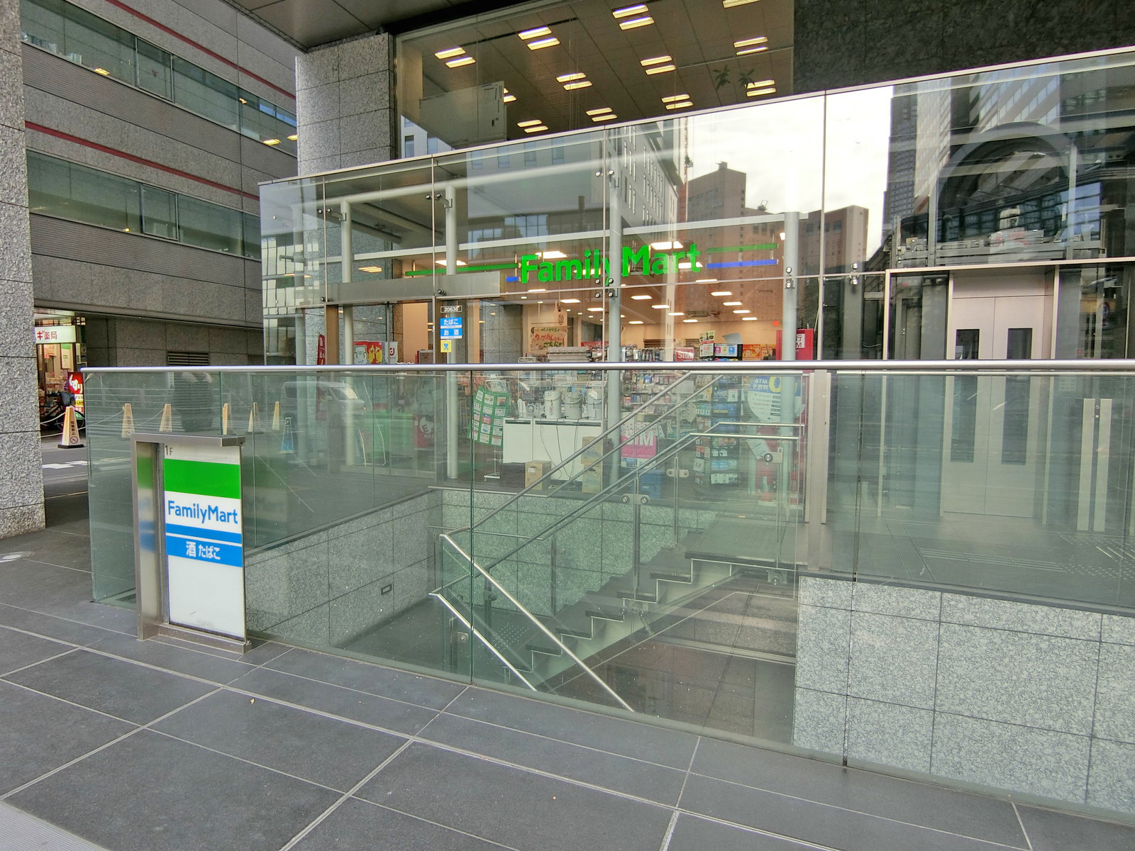 隣のファミリーマート西新宿八丁目店