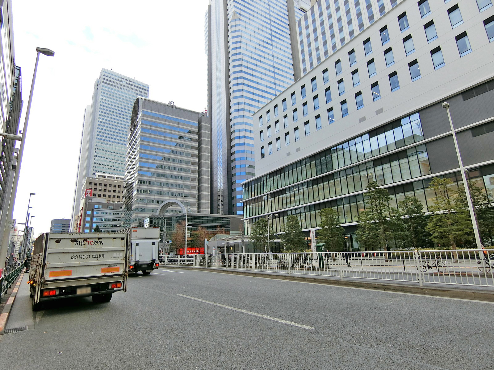 青梅街道沿いに立地