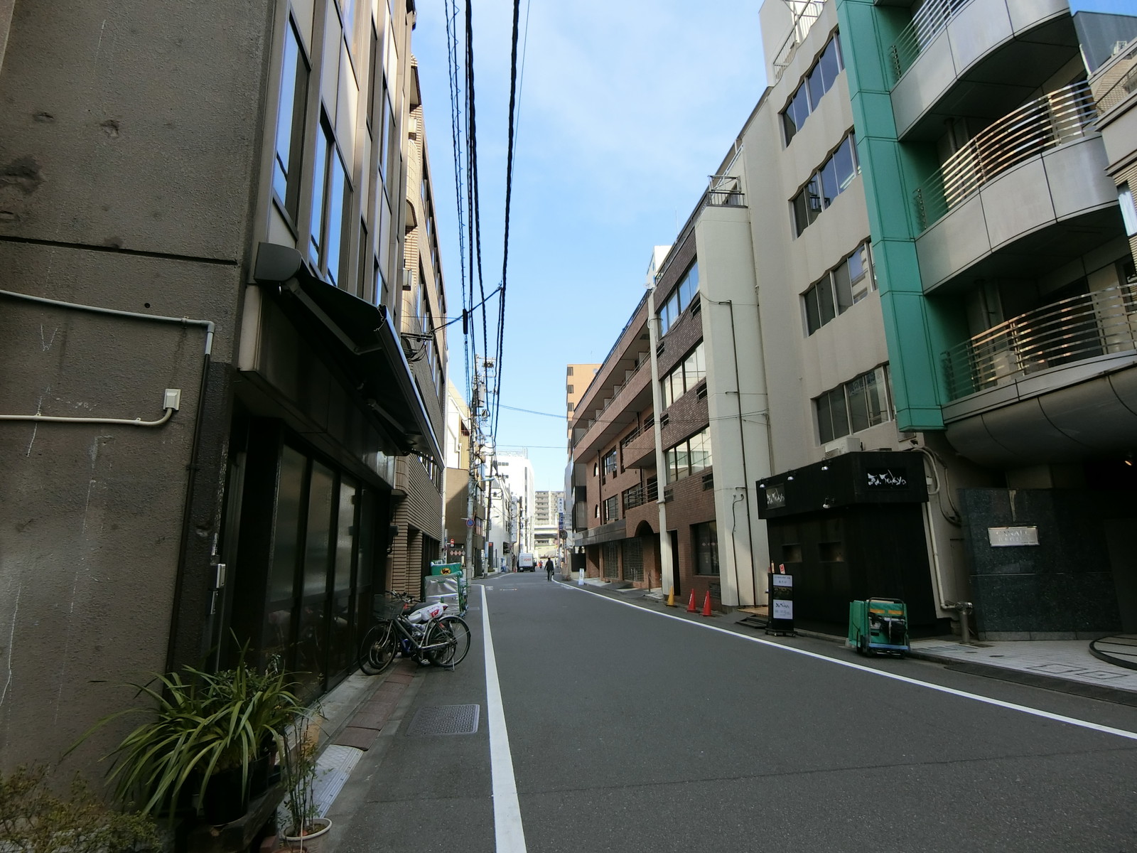 協同開発ビル前面の通り