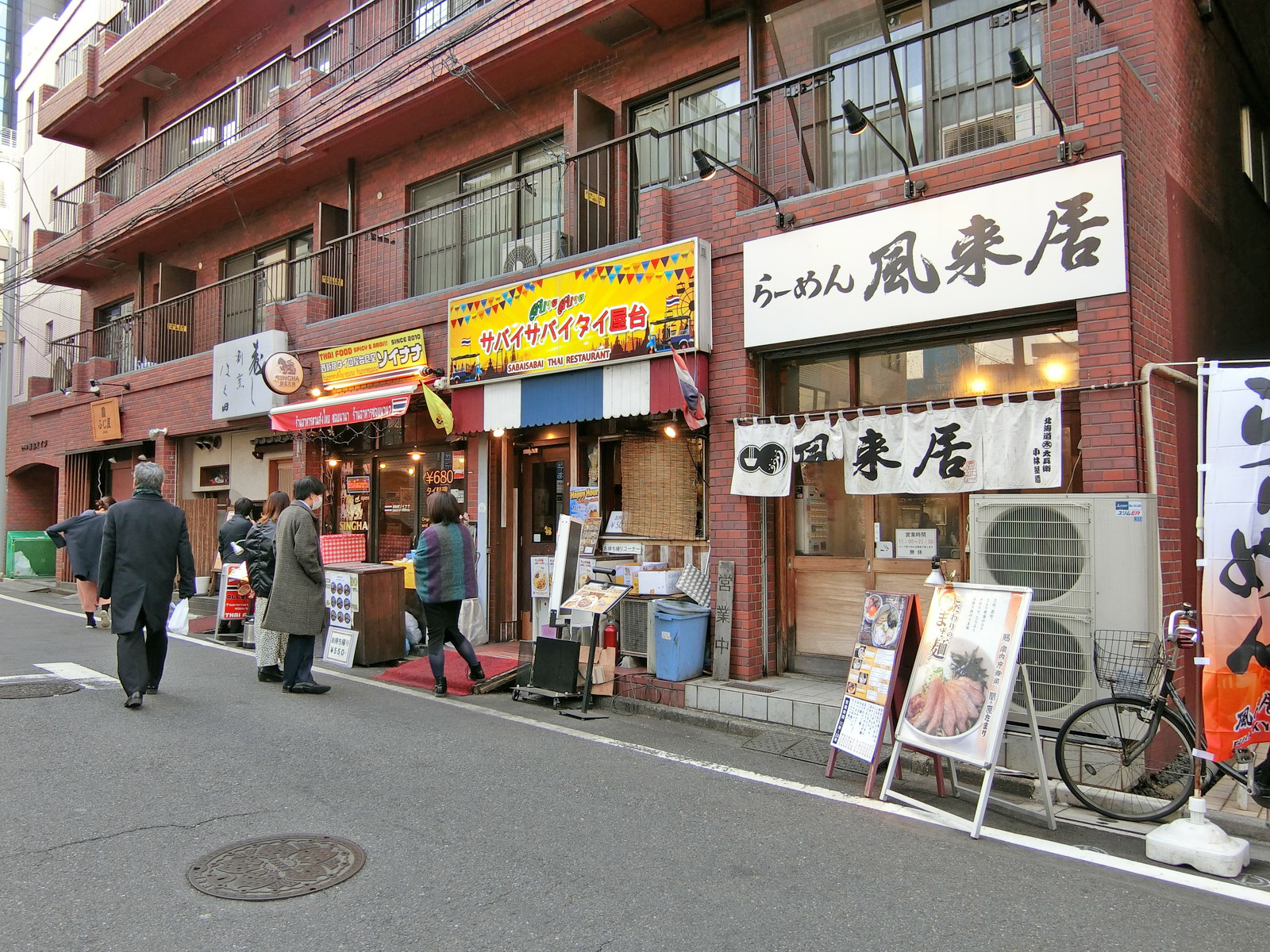 付近には飲食店が豊富