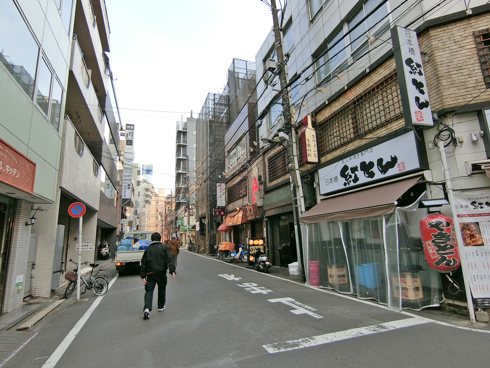 周辺はオフィスや店舗が多いエリア