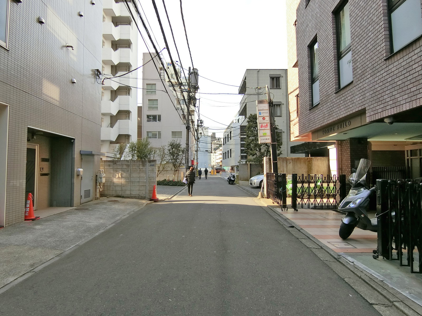 TOMOEビル前面の通り