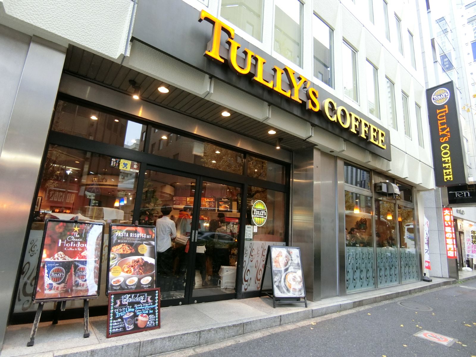 徒歩3分にタリーズコーヒー新宿小滝橋通り店