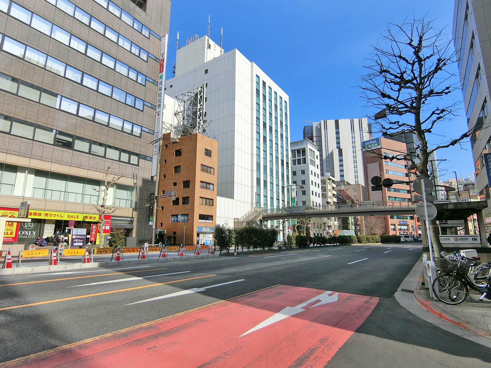 靖国通り沿いに立地