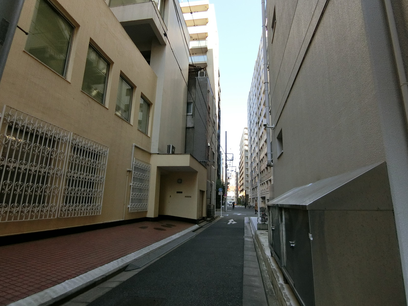 グランドメゾン日本橋堀留ビル前面の通り