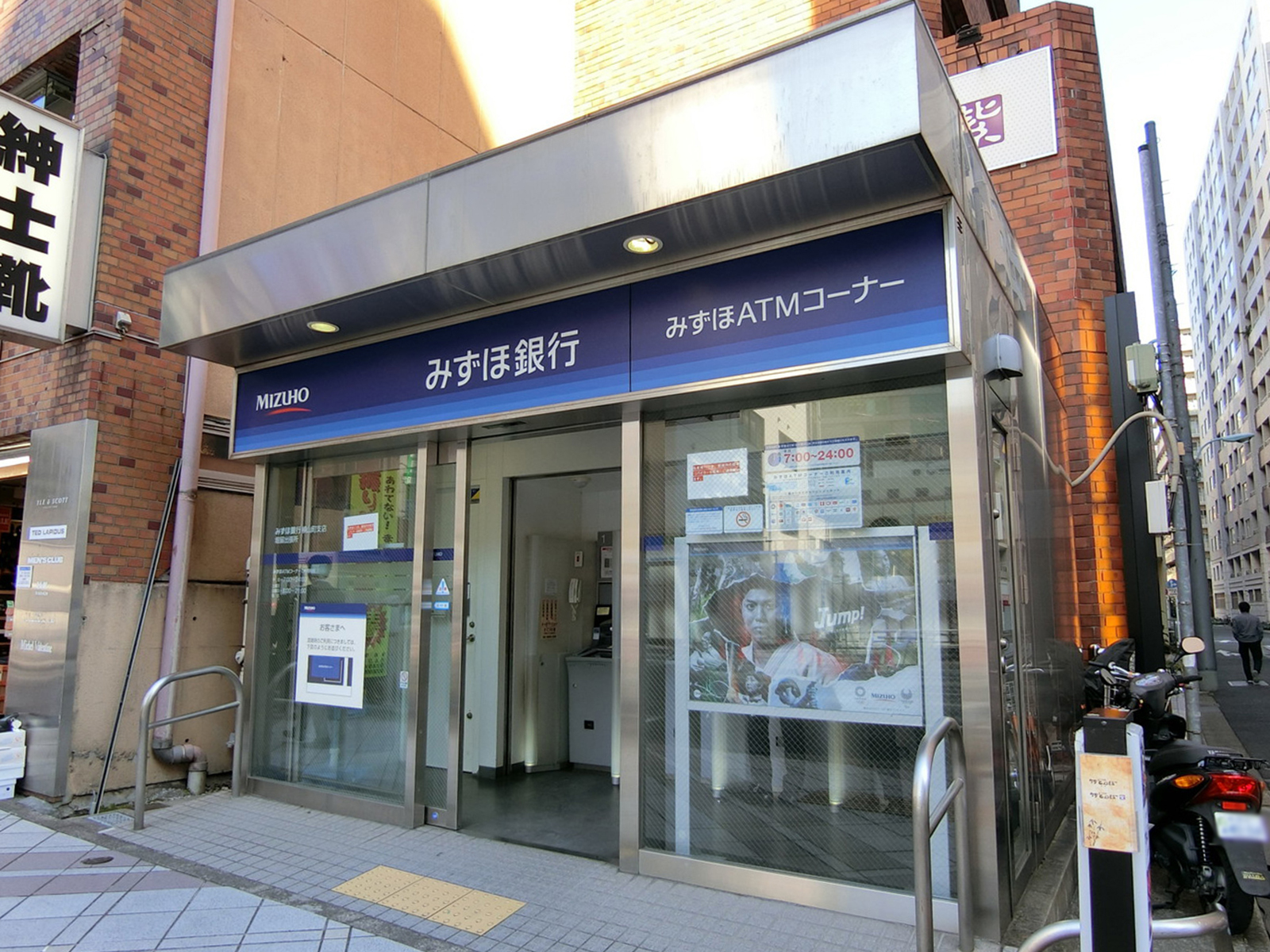 隣にあるみずほ銀行ATM