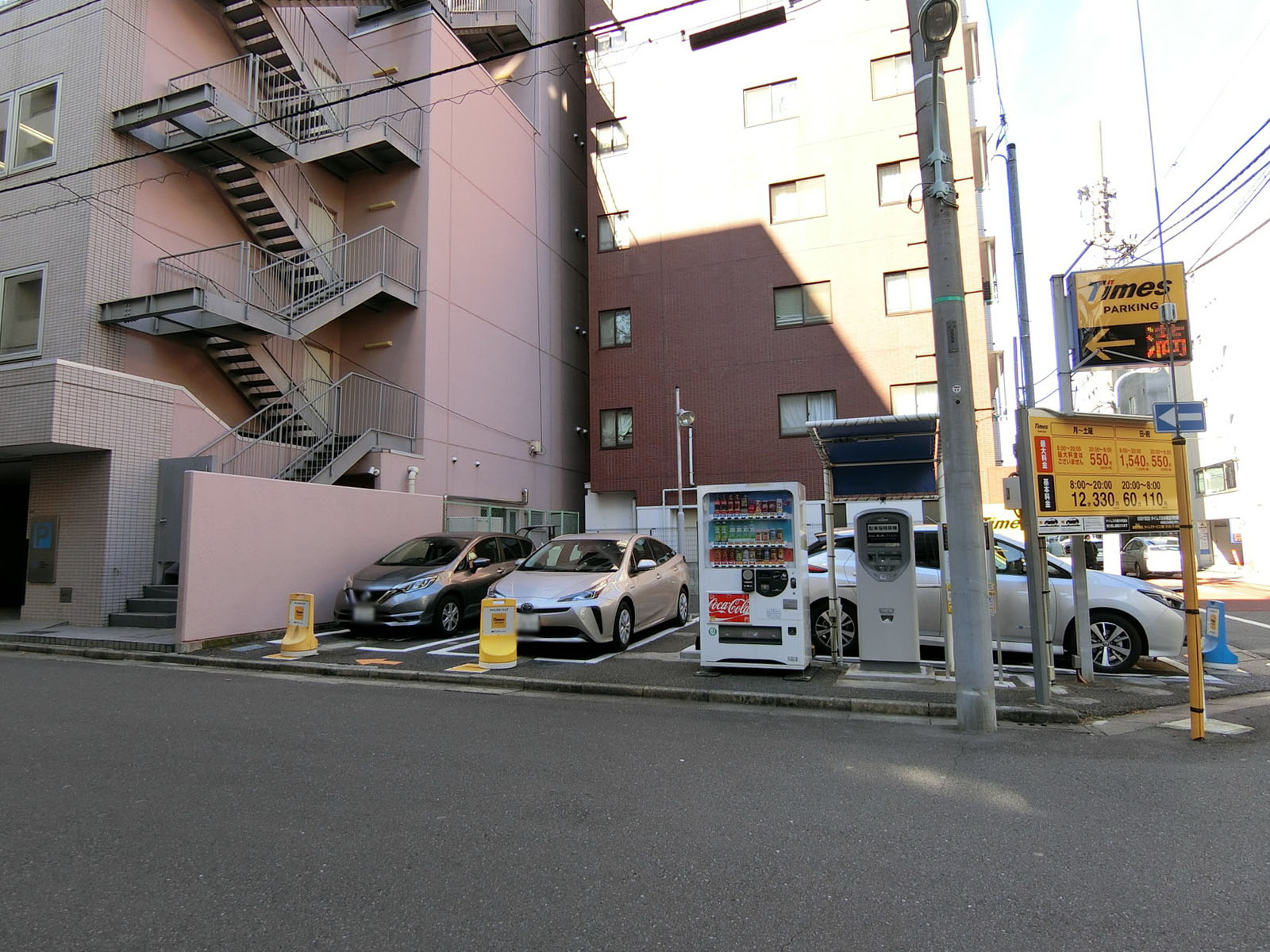 向かいにあるコインパーキング