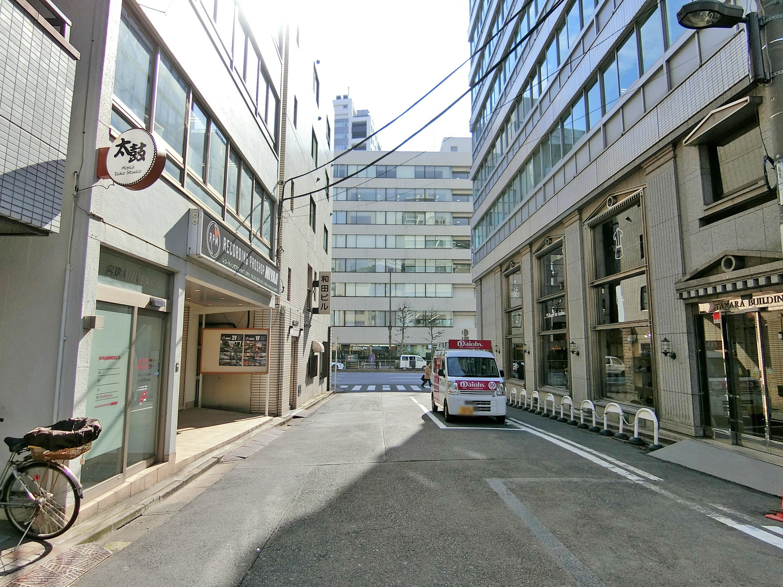 宝ビル前面の通り