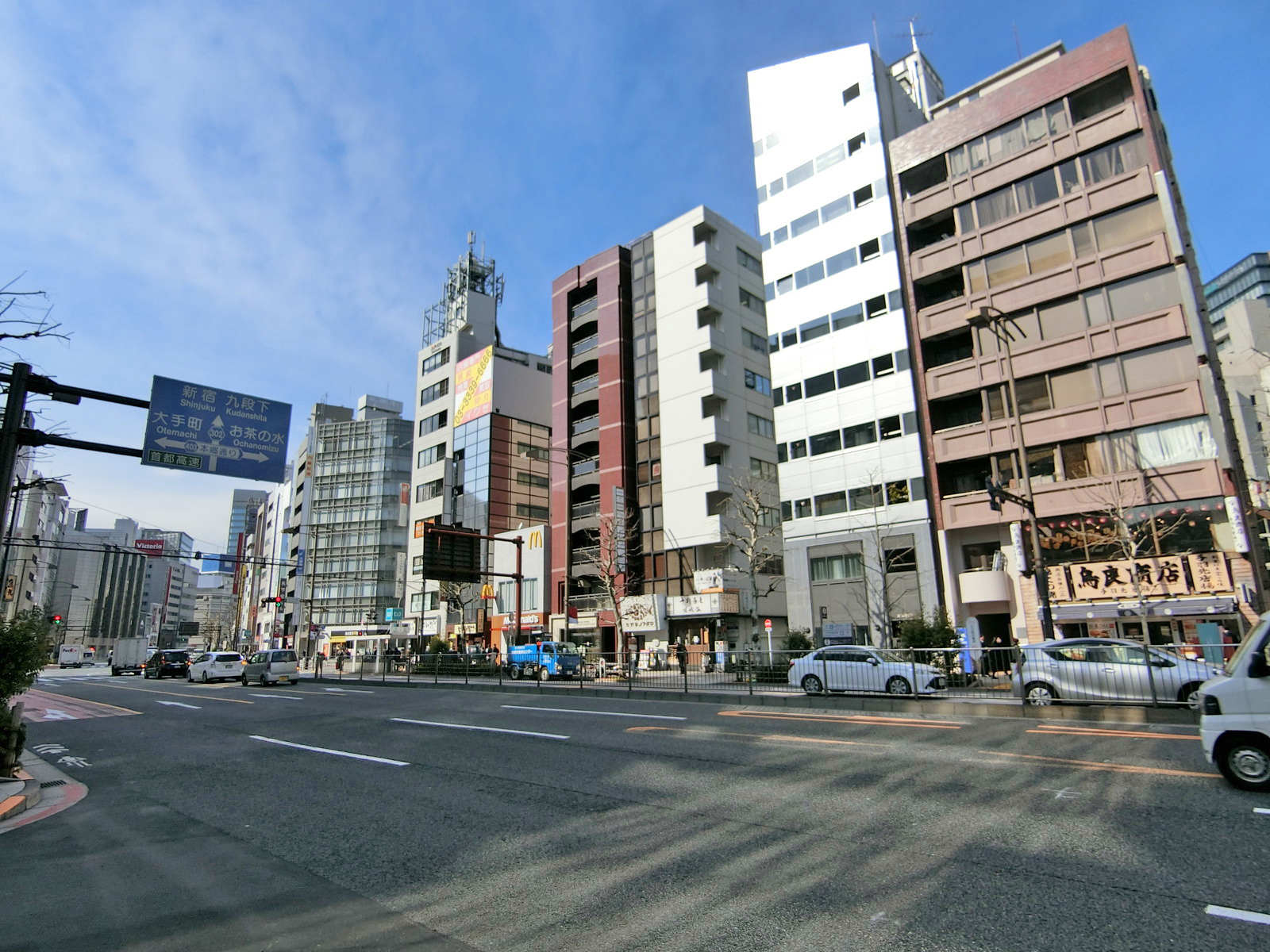 靖国通り沿いに立地