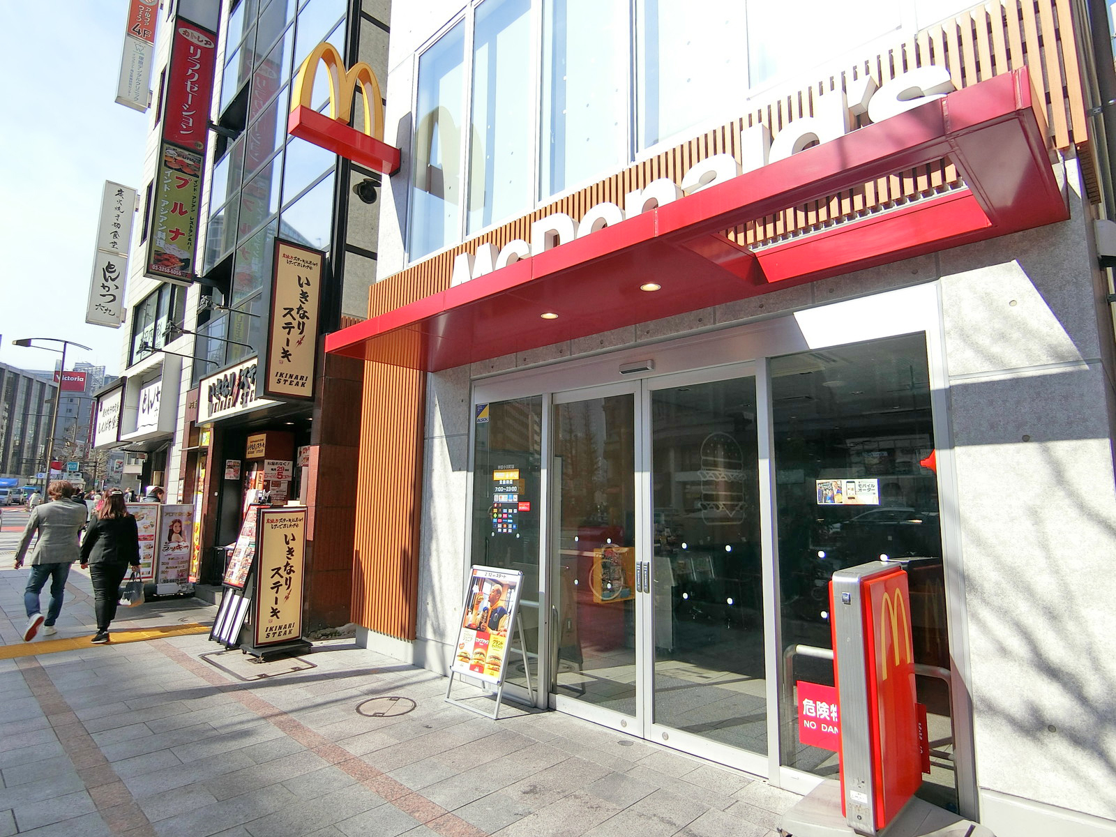 付近には飲食店が豊富