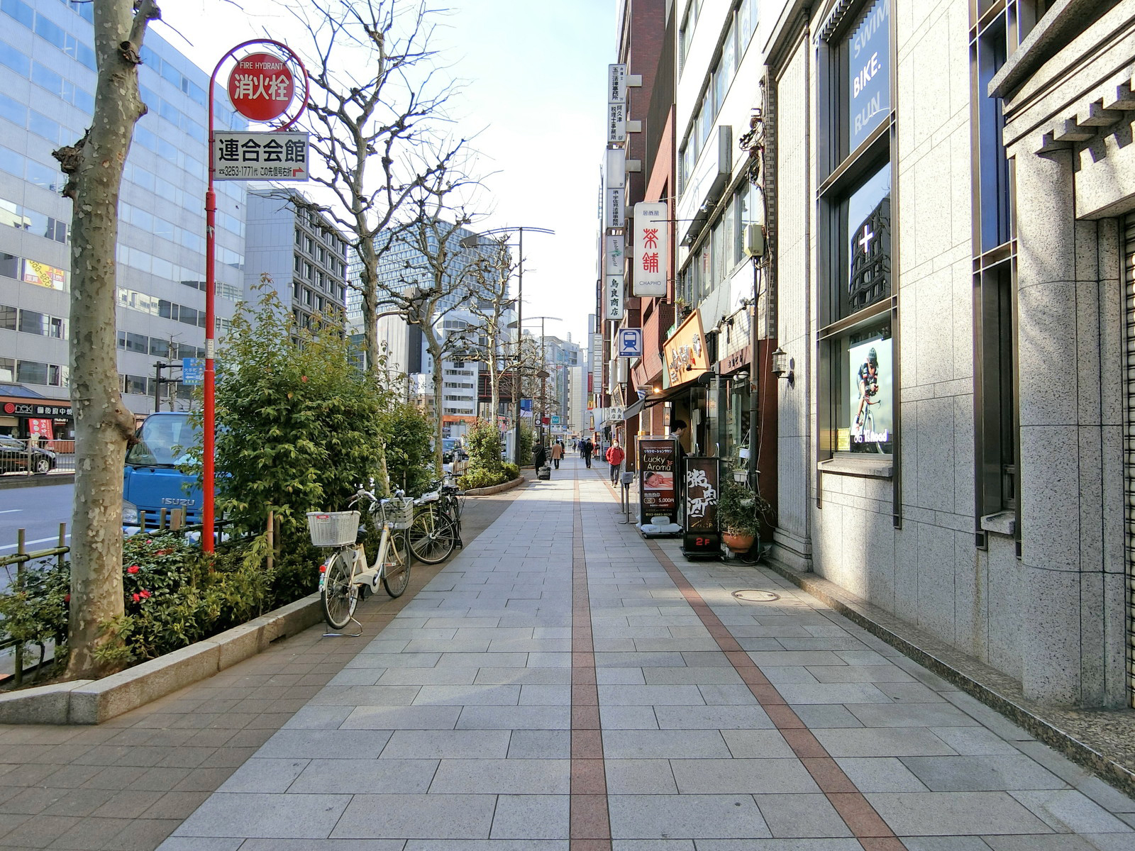古室ビル前面の通り