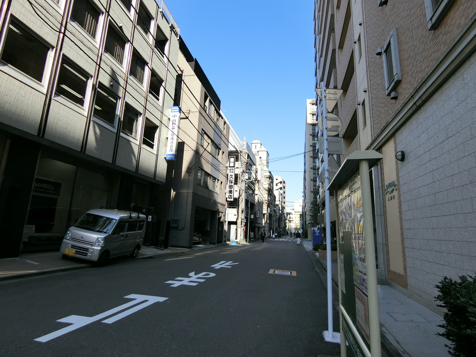 ハヤミビル前面の通り