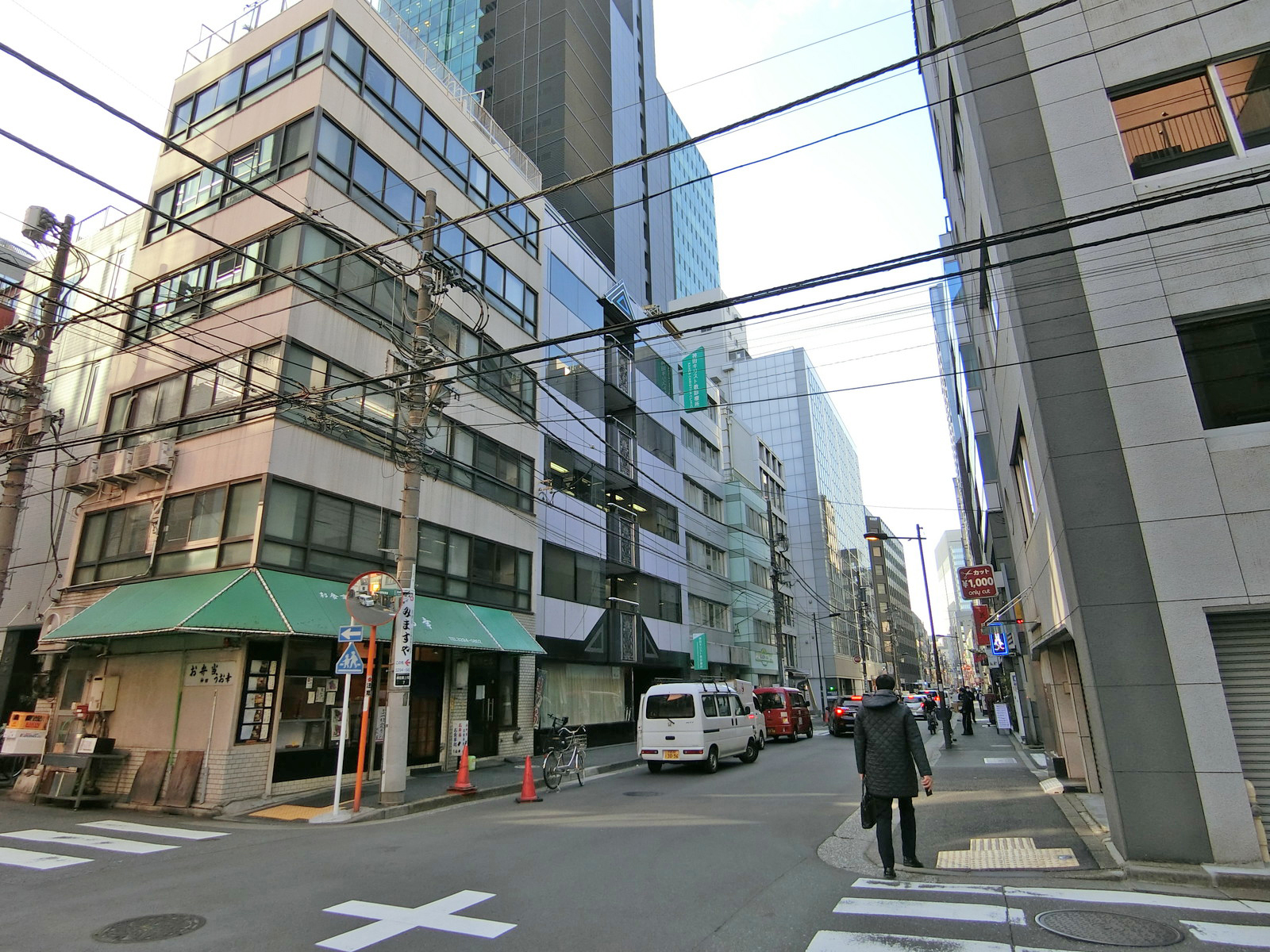 周辺はオフィスや店舗が多いエリア