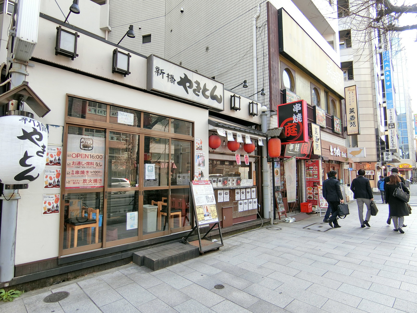 付近には飲食店が豊富