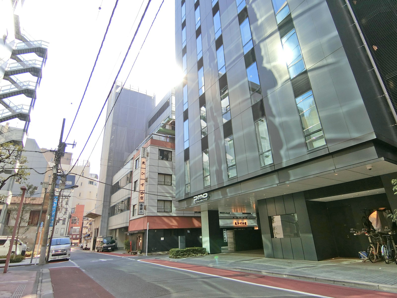 周辺はオフィスや店舗が多いエリア