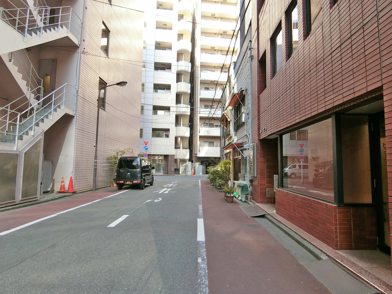 第一ビル前面の通り