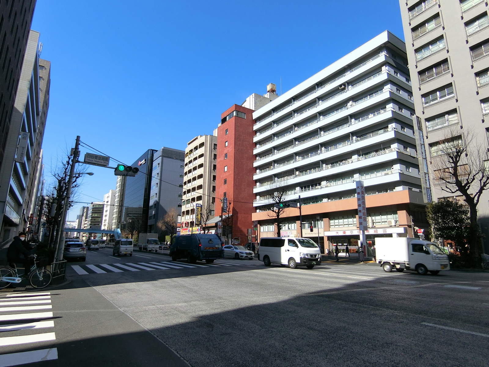 近くの靖国通り