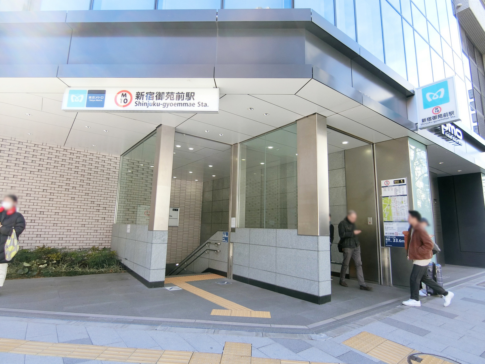 徒歩圏内の「新宿御苑前駅」
