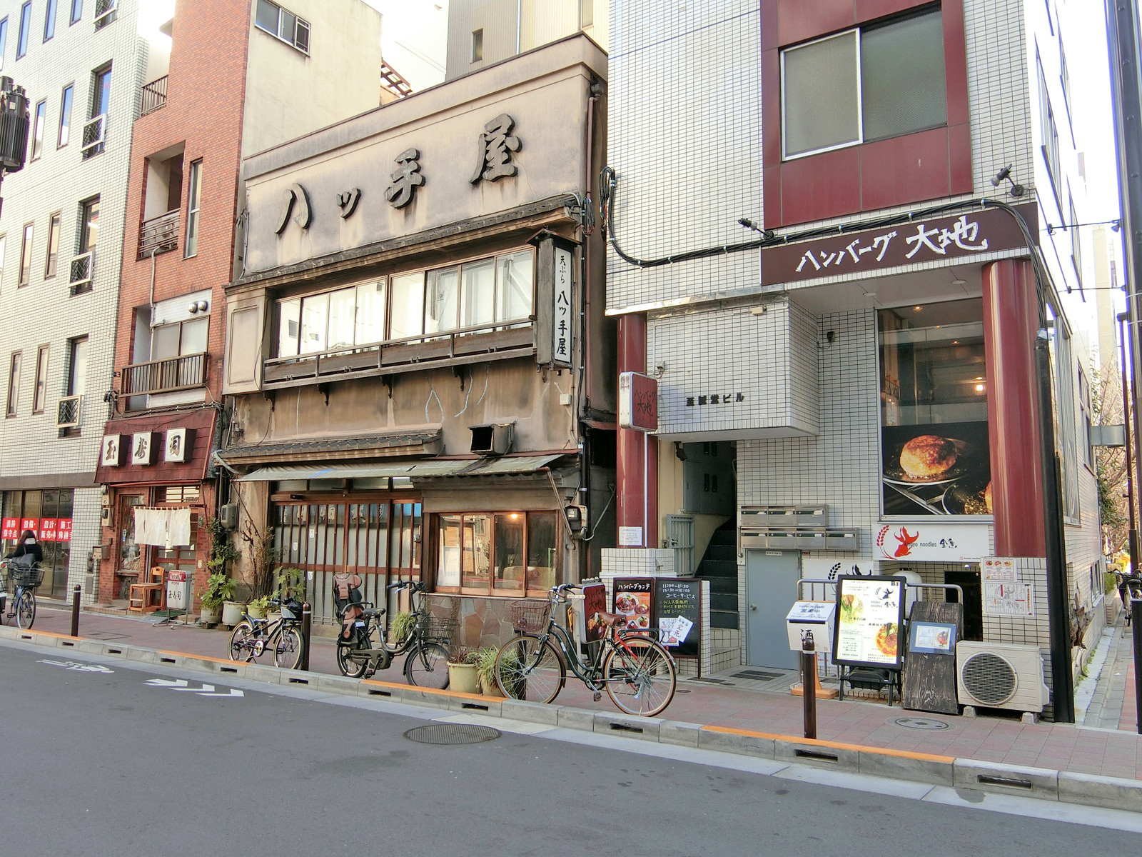 付近には飲食店が充実